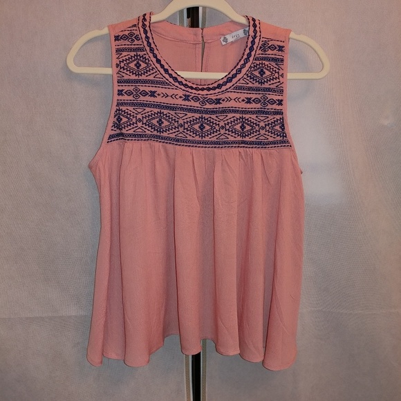 🔵🆕 Pink Embroidery Top - Picture 5 of 7